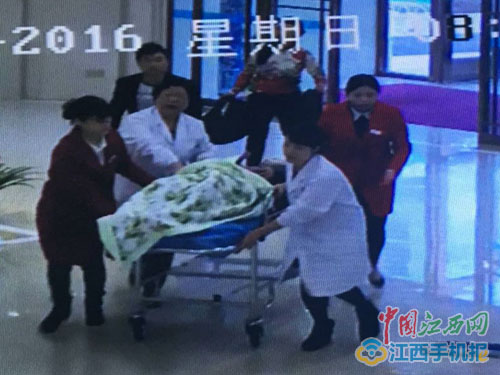医院接诊马女士的监控截图
