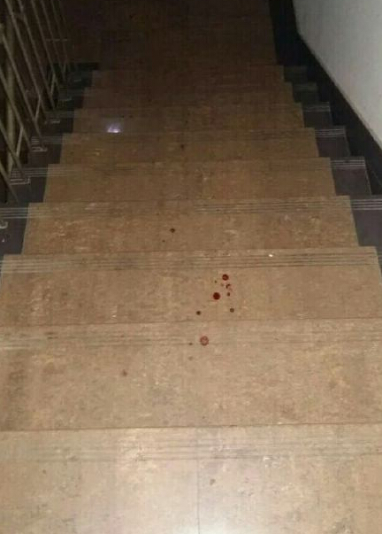 男子夜闯女生宿舍持刀自残 称见女友最后一面殉情