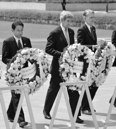 美国务卿克里（中）和G7其他外长一起向核爆纪念碑献花