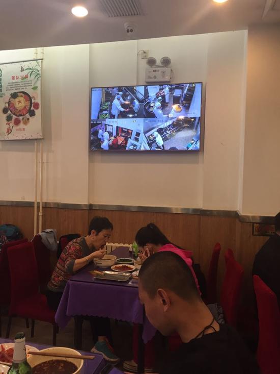 华天延吉餐厅每层用餐区都挂有55寸显示器直播后厨状况。