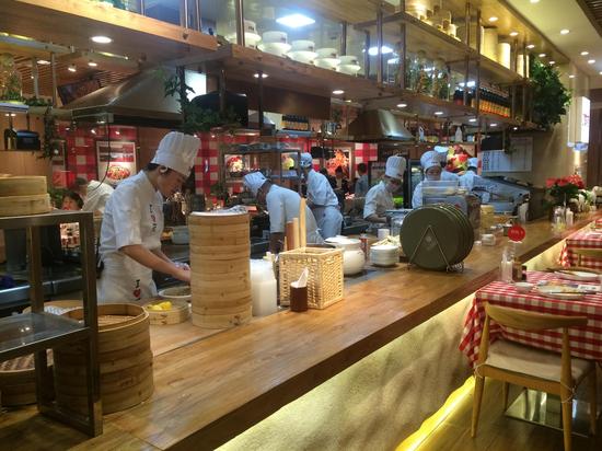 西贝望京店,实行的是透明厨房。