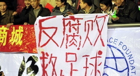 足坛腐败、赌球的丑闻,是网友认为阻碍中国足球进步的一个重要原因。