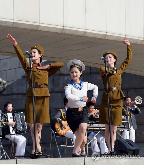 朝鲜青年中央艺术宣传队在建党纪念碑广场表演，纪念金正恩就任最高领导人4周年。