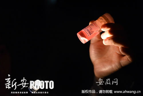 2016年4月12日，合肥普瑞医院红十字眼角膜库，医生拿着从崔红军身上取出的眼角膜。