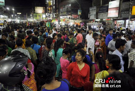 当地时间2016年4月13日，印度特里普拉邦，当地发生地震，民众涌上街道。图片来源：CFP
