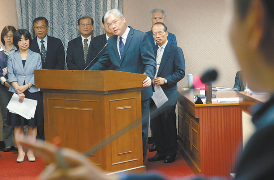 13日，台陆委会主委夏立言在“立法院”接受质询。