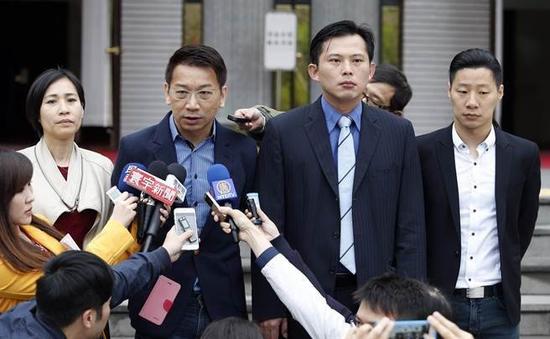 “时代力量立委”徐永明（左二）、黄国昌（右二）等人15日称获得消息，要将马来西亚的台籍电信诈骗嫌犯遣送大陆。