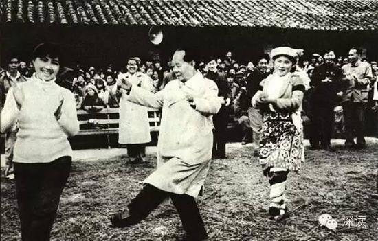 胡耀邦1986年在云南与当地群众一起过春节的情景