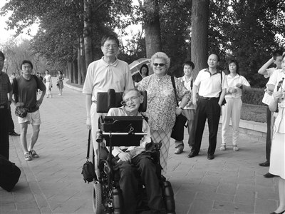 2006年霍金到北京开物理会议，吴忠超陪同他游览颐和园。（受访人供图）