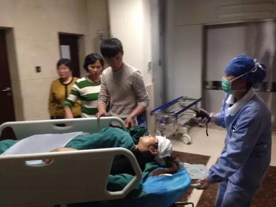 伤者骆女士被从手术室里推出来。