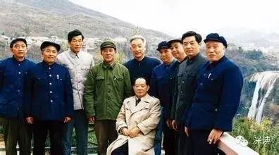 1986年2月5日，胡耀邦总书记(右三)到贵州考察，与时任贵州省委书记胡锦涛(右二)、中央办公厅副主任温家宝(右一)等同志在黄果树大瀑布前合影。（资料图）