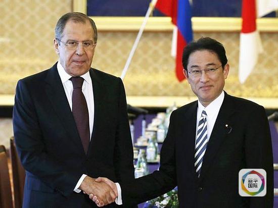 日本外务大臣岸田文雄（右）与俄罗斯外交部长拉夫罗夫举行会谈。（图片来源：新华/路透）