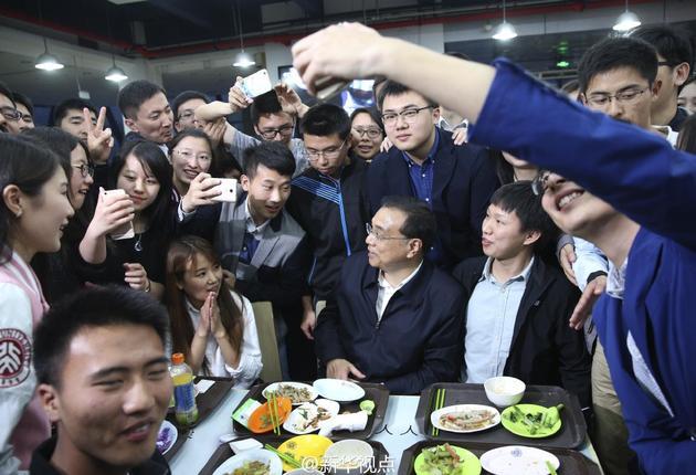 李克强在北大食堂与学生一起就餐。新华社