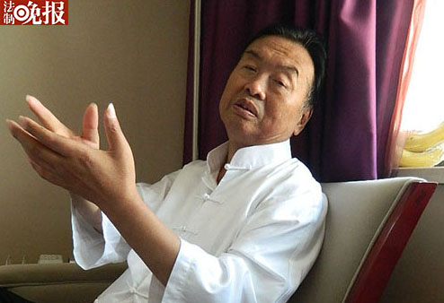 梁策身患重病在医院做肾透析，每月需数万医疗费