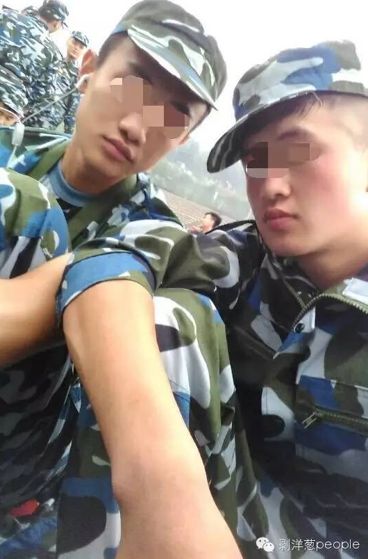 入学军训时，滕刚（左）和芦海清的合影。这张照片一直保存在芦海清的手机里。