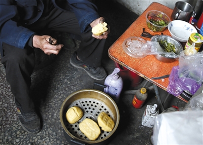平时张道平跟孙子的午饭就是馒头咸菜，过年才吃上鱼肉，回家成本太高，十年来只有在2013年回过一次河南老家。