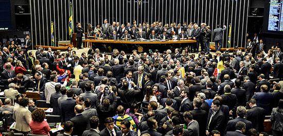 巴西众议院已有至少342名议员投票赞成通过弹劾总统罗塞夫。（网页截图）