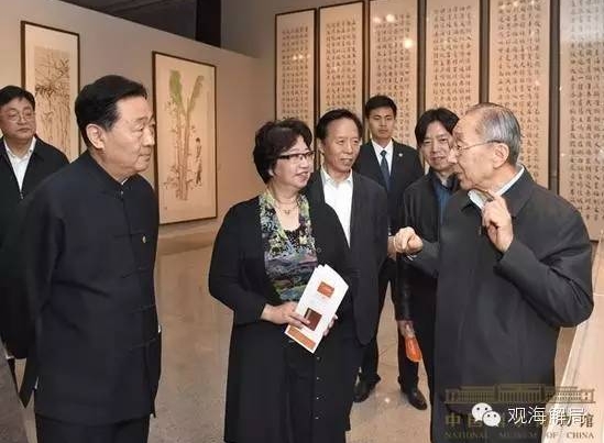 图为李岚清同志参观“中国艺术研究院著名艺术家系列精品展”