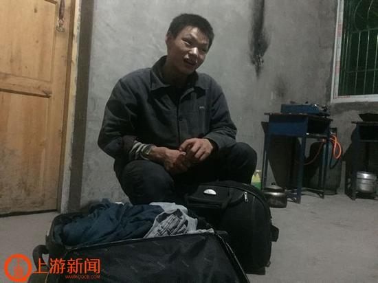 张榜帅回家的行李，里面全是10块左右的廉价衣服。上游新闻记者 张曼双 摄