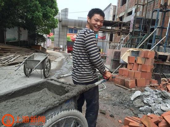 张榜帅在工地上运水泥。上游新闻记者 张曼双 摄