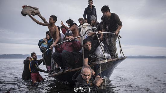 《纽约时报》和路透社对于欧洲难民的报道共同获得突发新闻摄影奖
