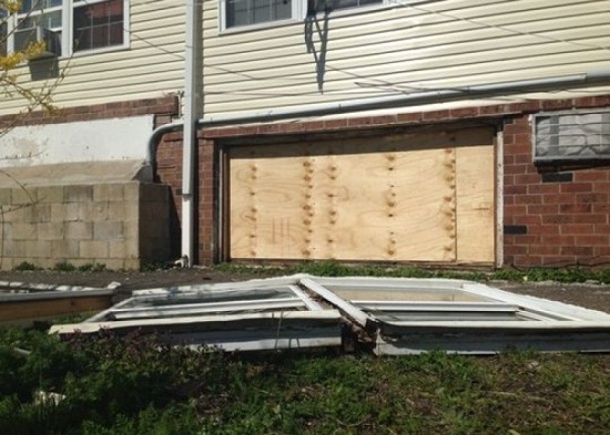 房屋的窗户飞出，门口弯曲变形，厨房范围也遭破坏。