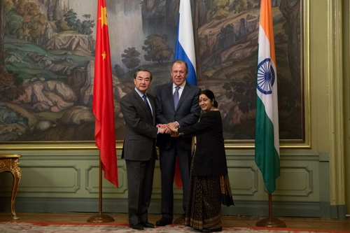 外交部长王毅和俄罗斯外长拉夫罗夫，印度外长斯瓦拉吉合影