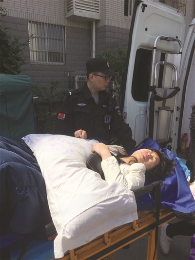 民警救助产妇。 警方供图