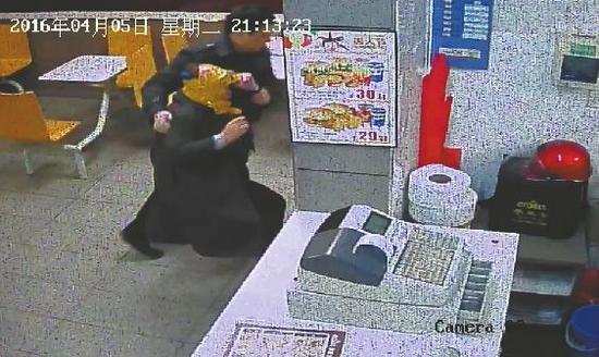女子在旁边店铺呼救时被嫌疑人拉走 视频截图