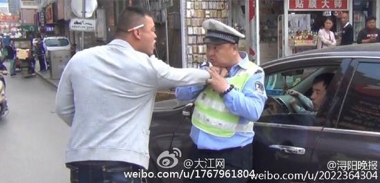 男子当街辱骂交警