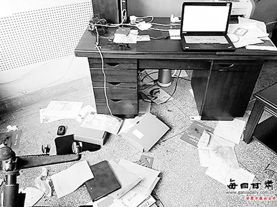 办公室文件散落一地。