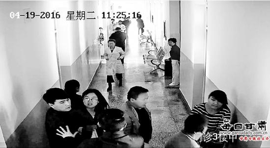 数名刘某家属医闹的情景（监控视频）。 兰州晨报首席记者 裴强 摄