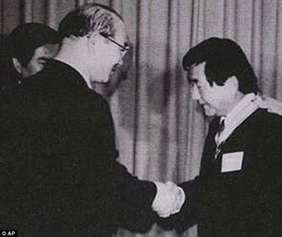 “兄弟之家”的老板朴恩槿（右）受到了全斗焕（左）的嘉奖