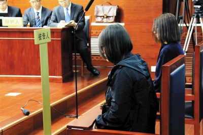 昨日，北京某投资公司因涉嫌走私普通物品罪在四中院受审，赵静（左）和陈燕作为走私的参与人，也因此罪名出庭受审。