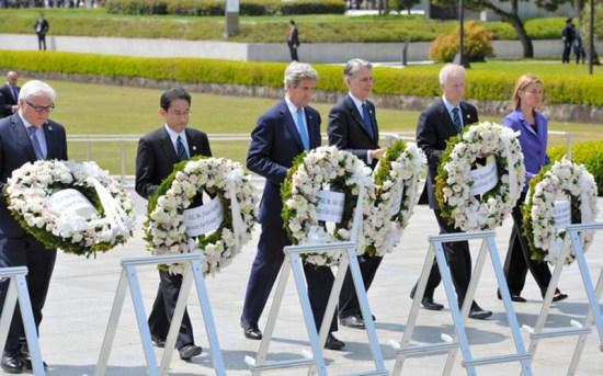4月11日美国国务卿克里等七国集团（G7）外长前往广岛和平纪念公园，参观了核爆资料馆并向核爆慰灵碑献花。