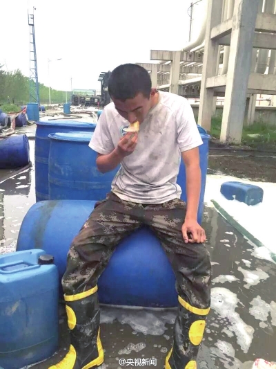 昨天,饥肠辘辘的消防战士在啃面包。