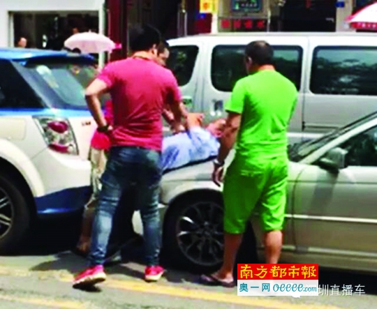 的哥被按在宝马车引擎盖上。“深圳直播车”视频截图