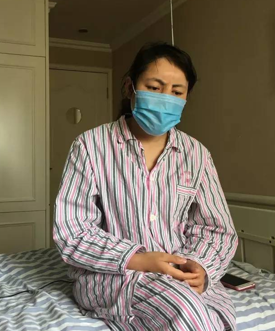 4月22日,李云在温州一家整形医院,她的口罩比一般人拉得高些。新京报记者韩雪枫 摄