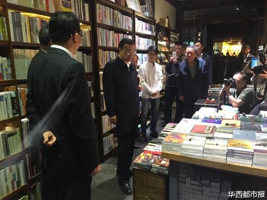 李克强在书店内。