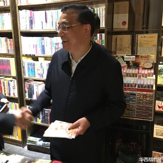 4月25日，李克强夜访宽窄巷逛书店，自费买了书与明信片。