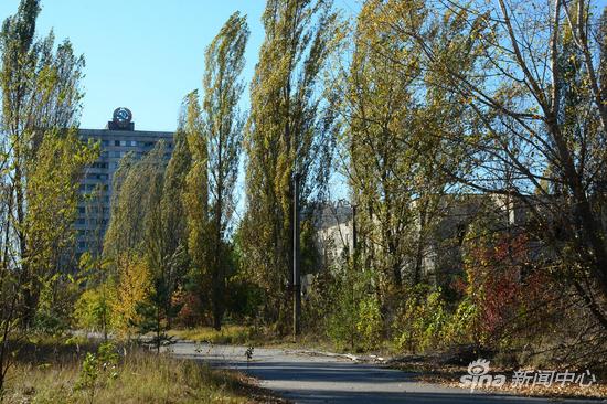 普里皮亚季小城内部，仍旧可以看见高楼顶部的苏联国徽
