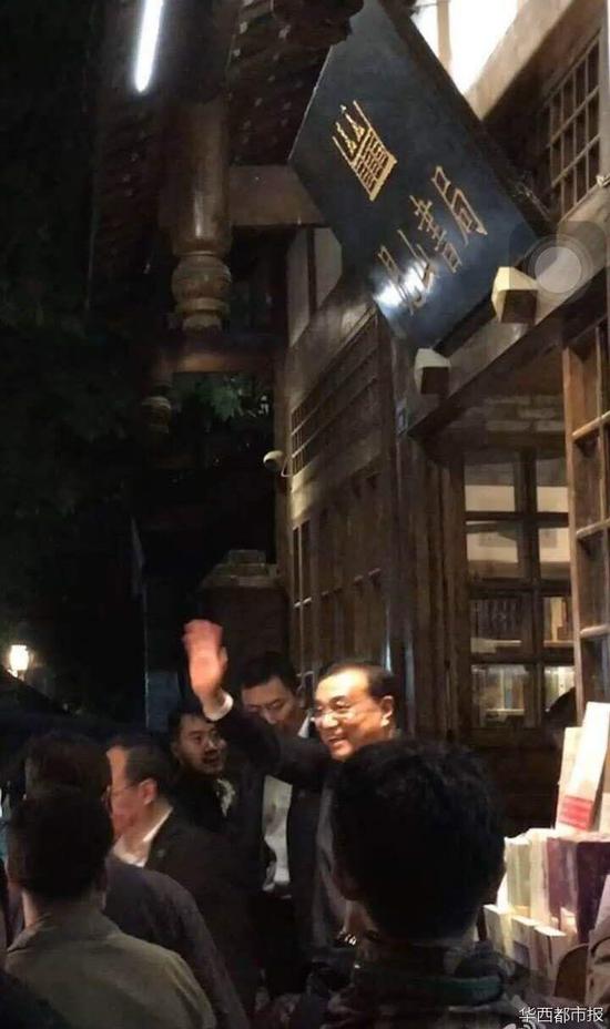 李克强与宽窄巷的游客打招呼。