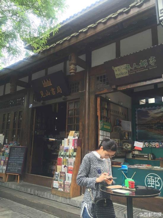李克强逛的书店“见山书局”。