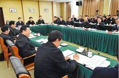 图为：2015年2月13日下午，习近平在中国延安干部学院主持召开陕甘宁革命老区脱贫致富座谈会。