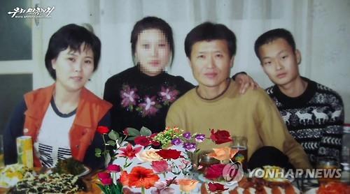 投奔韩国的在华朝鲜餐厅员工家属。图片来自韩联社。