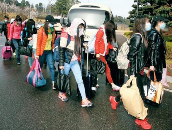 13名朝鲜驻外餐厅员工化妆成韩国游客，取道东南亚多个国家赴韩国。