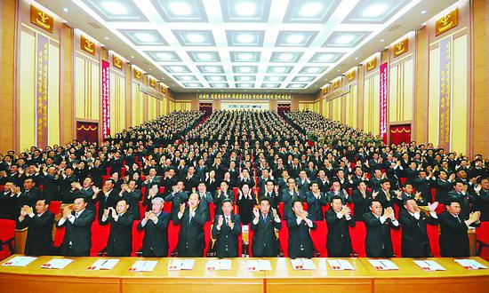 朝鲜27日宣布，劳动党将于5月6日举行第七次全国代表大会，这是劳动党时隔36年再次召开全国大会。图为朝鲜《劳动新闻》刊登的劳动党黄海南道代表会议的情景。