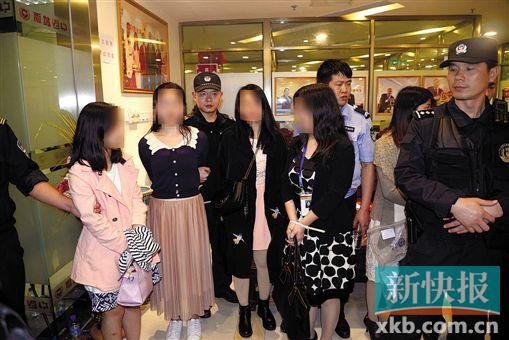 警方突袭雄霸公司,抓获涉案人员111名。通讯员供图