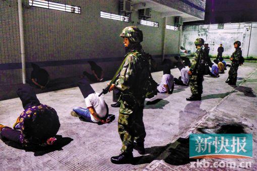 在东莞长安镇,警方抓获“碰瓷”团伙成员。