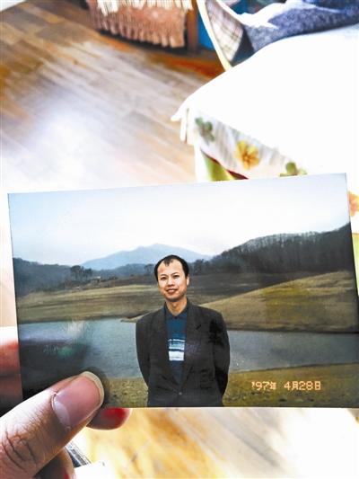 刘吉强家人展示其被捕前的照片